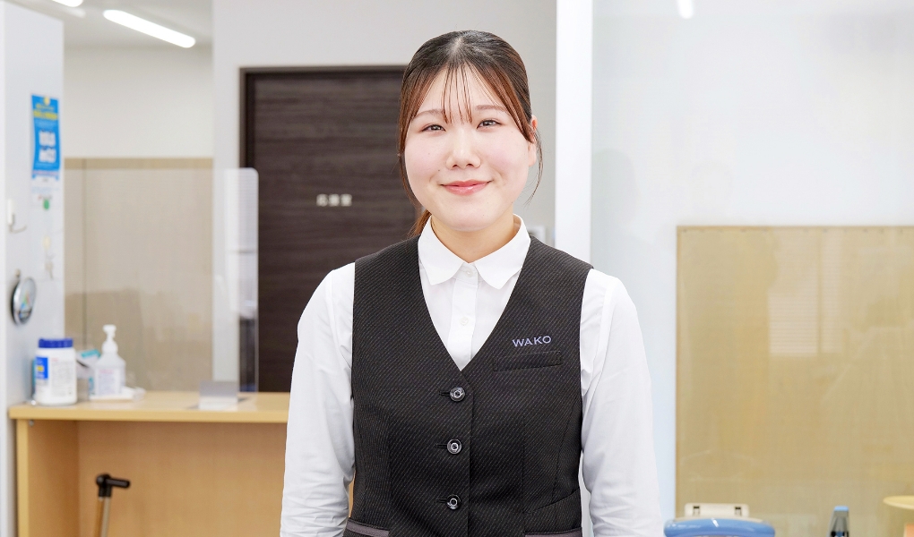 先輩社員の事務作業中の様子