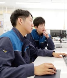 事務作業中の社員